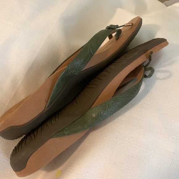 Vionic Bella Green Sandals - Picture 9 of 10